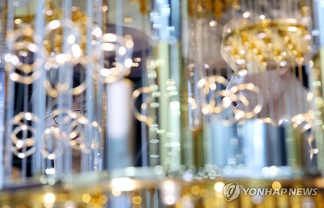 화려한 양자컴퓨터 모형 (서울=연합뉴스) 김도훈 기자 = 24일 서울 서초구 aT센터에서 열린 '퀀텀 코리아 2025'의 한 참가 업체 부스를 찾은 관람객이 샹들리에 구조의 양자컴퓨터 모형을 살펴보고 있다.
과학기술정보통신부와 퀀텀코리아2025조직위가 주최한 국내 대표 양자 기술행사인 퀀텀 코리아 2025는 26일까지 진행된다. 2025.6.24 superdoo82@yna.co.kr