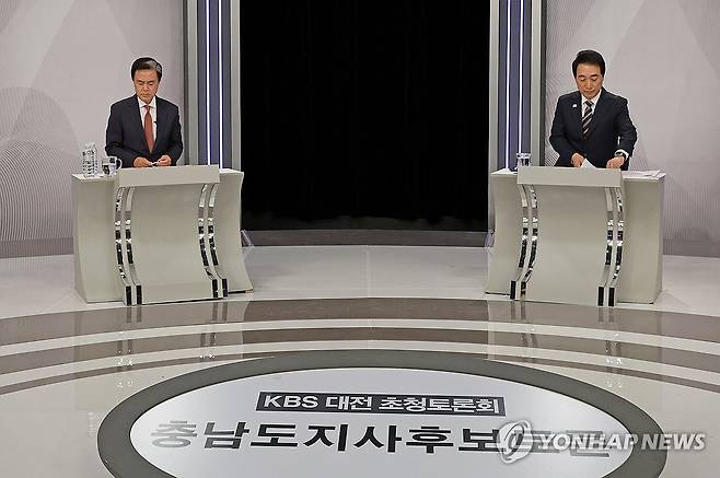 충남지사 후보 토론회 (대전=연합뉴스) 김준범 기자 = 6·3 지방선거에 나선 더불어민주당 박수현 충남지사 후보(오른쪽)와 국민의힘 김태흠 충남지사 후보가 지난 17일 오후 대전 서구 만년동 KBS 대전방송총국에서 열린 후보 토론회에 참석하고 있다. 2026.5.19 psykims@yna.co.kr