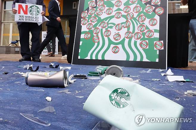 깨지고 부서진 스타벅스 (광주=연합뉴스) 김혜인 기자 = 21일 광주 서구 광천동 이마트 광주점 앞에서 열린 스타벅스 코리아 규탄 기자회견에서 스타벅스 텀블러와 컵 등이 깨지고 찌그러진 채로 놓여있다. 2026.5.21 in@yna.co.kr