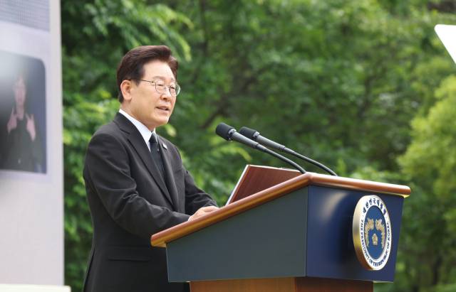 이재명 대통령이 23일 경남 김해 봉하마을에서 열린 고 노무현 전 대통령 서거 17주기 추도식에서 추도사를 하고 있다. 연합뉴스