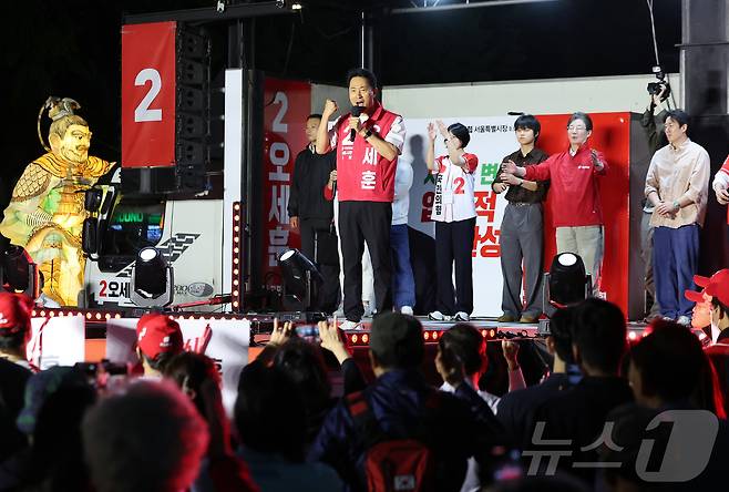 오세훈 국민의힘 서울시장 후보가 제9회 전국동시지방선거 공식 선거운동이 시작된 21일 오후 서울 중구 청계광장에서 유권자들에게 지지를 호소하고 있다. 2026.5.21 ⓒ 뉴스1 김진환 기자