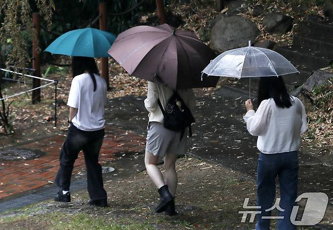 비가 내리는 부산 금정구 부산대학교에서 우산을 쓴 학생들이 이동하고 있다. 2026.5.20 ⓒ 뉴스1 윤일지 기자
