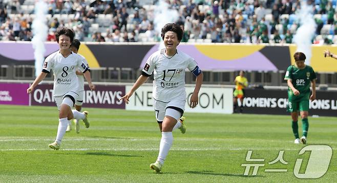 23일 오후 경기 수원시 수원종합운동장에서 열린 2025-2026 아시아축구연맹(AFC) 여자 챔피언스리그(AWCL) 결승 북한 내고향여자축구단과 도쿄 베르디의 경기에서 내고향 김경영이 선제골을 넣은 뒤 기뻐하고 있다. 2026.5.23 ⓒ 뉴스1 박지혜 기자