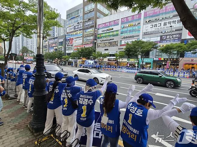 더불어민주당 조문관 양산시장 후보를 비롯해 도의원, 시의원 후보들이 23일 양산시 물금읍 반도아파트 4차 사거리에서 합동유세를 하며 지지를 호소하고 있다. 2026.5.23/뉴스1 ⓒ News1 임순택 기자