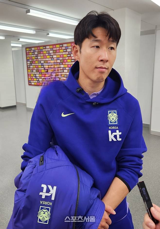 손흥민이 지난 4월1일 오전(한국시간) 에른스트-하펠 슈타디온에서 열린 오스트리아와 A매치 평가전 직후 공동취재구역에서 취재진과 인터뷰하고 있다. 스포츠서울DB