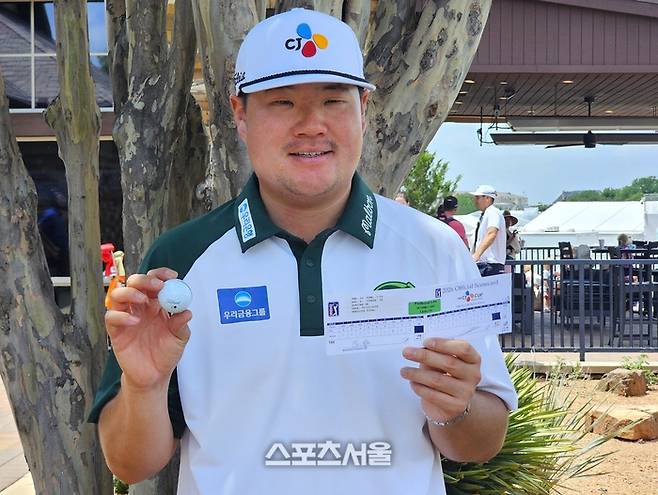 임성재가 22일(현지시간) 미국 텍사스주 맥키니에서 열린 PGA투어 더 CJ컵 바이런 넬슨 2라운드에서 홀인원한 공을 들고 포즈를 취하고 있다. 사진 | 맥키니=장강훈 기자 zzang@sportsseoul.com