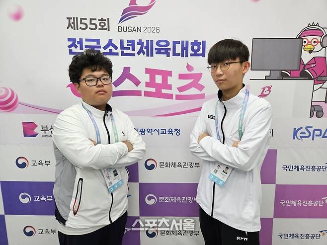 체전국소년체육대회 e스포츠 FC온라인 개인전 결승에 오른 강원 홍석우(왼쪽)와 충남 최현우가 23일 부산 진구 부산e스포츠경기장에서 열린 1일차 일정을 마치고 취재진 인터뷰 후 포즈를 취하고 있다. 부산 | 강윤식 기자 skywalker@sportsseoul.com
