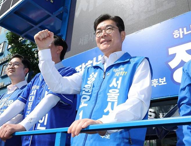 정원오 더불어민주당 서울시장 후보가 23일 서울 서대문구 홍제동 일대에서 열린 유세에서 지지를 호소하고 있다. 연합뉴스.