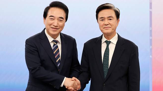충남지사 선거에 출마한 민주당 박수현 후보(왼쪽)와 국민의힘 김태흠 후보가 21일 오후 대전MBC에서 열린 TV 토론회에 참석해 기념사진을 찍고 있다. /연합뉴스