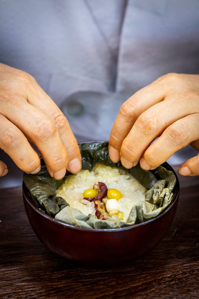 대안 스님은 "연잎밥의 연잎도 그냥 펼쳐서 먹는 것보단 가지런하게 매만진 뒤 먹으면 더 맛있다"고 했다. 음식을 정중하게 대하는 태도도 불교식 공양의 한 방법이다. / 이신영 영상미디어 기자