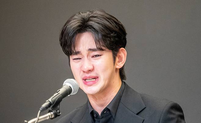 배우 김수현이 2025년 3월 31일 오후 서울 마포구 스탠포드 호텔에서 기자회견을 열고 미성년자였던 배우 고 김새론과 교제했다는 의혹을 부인하며 울먹이고 있다./김지호 기자