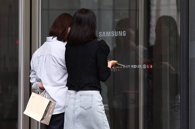 지난 21일 오후 서울 서초구 삼성전자 사옥에서 직원들이 이동하고 있다. /뉴스1