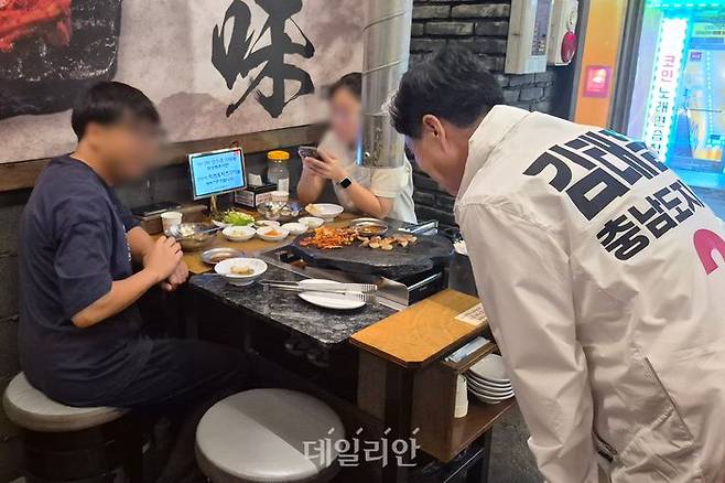 김태흠 국민의힘 충남도지사 후보가 22일 천안 신부동 먹자골목을 찾아 시민들에게 인사 중이다. ⓒ데일리안 김주혜 기자