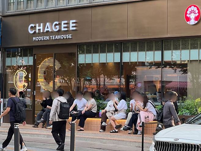 지난 14일 서울 서대문 차지 신촌점 앞에 웨이팅 인파가 늘어서 있다. 사진=김현지 기자