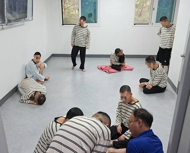 전북 김제시 금산면에 위치한 신세계병원 집중병동 1층 휴게실에 지적장애인 환자들이 앉아있다. 파란색 옷을 입은 이는 보호사. 환자들의 옷은 일반 환의가 아닌 옷을 벗는 행동 증상과 찢김 및 자해 위험을 최소화하고 착용감을 높이기 위한 간편복이라고 병원 쪽은 밝혔다.