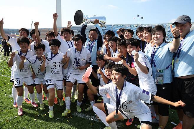 북한 내고향여자축구단이 23일 경기 수원시 장안구 수원종합운동장에서 열린 202-2026 아시아축구연맹(AFC) 여자 챔피언스리그(AWCL) 도쿄 베르디 벨레자와의 경기에서 승리해 기념사진을 찍고 있다. 김영원 기자 forever@hani.co.kr