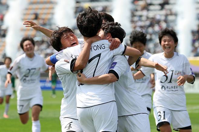 23일 경기 수원시 장안구 수원종합운동장에서 열린 202-2026 아시아축구연맹(AFC) 여자 챔피언스리그(AWCL) 북한 내고향여자축구단과 도쿄 베르디 벨레자의 경기. 내고향여자축구단 김경영이 골을 넣고 선수들과 기뻐하고 있다. 김영원 기자 forever@hani.co.kr