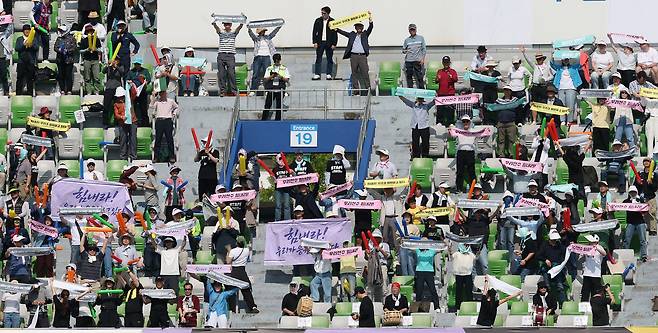 북한 내고향여자축구단을 응원하는 공동응원단. 뉴스1