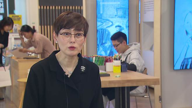 어머니 장윤경 씨와 인터뷰하는 동안, 예준 군은 뒤에 보이는 책상에 앉아 계속 그림을 그리고 있었다. 그리고 가끔 고개를 들어 엄마를 바라보았다.