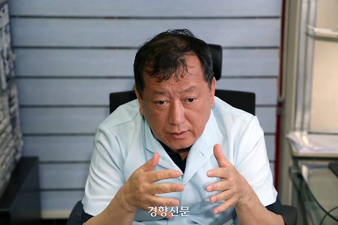 김정일 정신과 의사가 5월 14일 서울 강남구 김정일정신건강의학과의원 진료실에서 인터뷰하고 있다. 정효진 기자