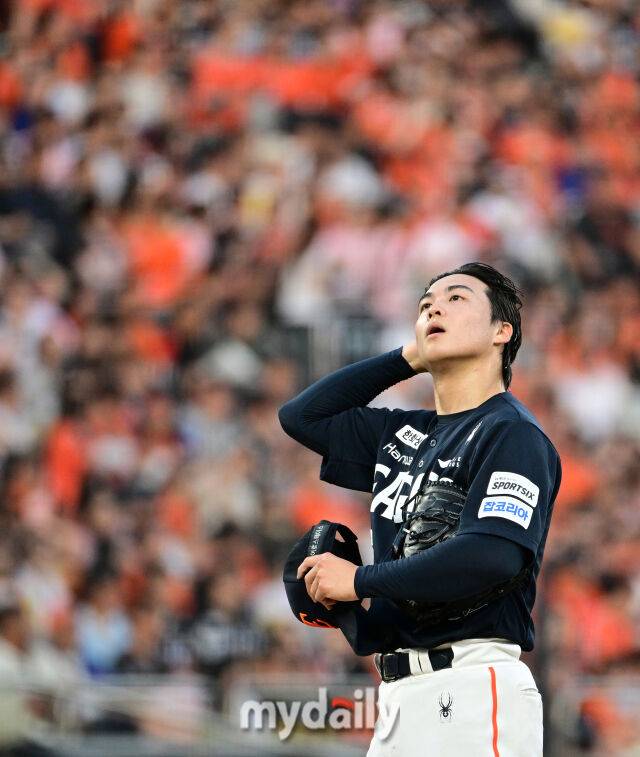 2026년 5월 15일 오후 경기도 수원KT위즈파크에서 열린 '2026 신한 SOL KBO리그' 한화 이글스와 KT 위즈의 경기. 한화 선발투수 왕옌청이 2회말 2사 1.2루서 KT 최원준에게 몸에 맞는 공을 던진 뒤 허탈해하고 있다./마이데일리