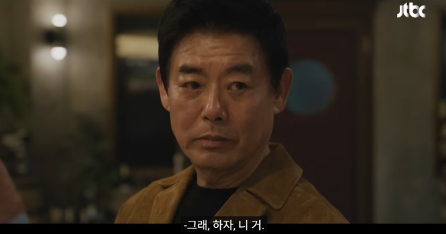 최종회까지 단 2회만을 남겨둔 JTBC 토일드라마 '모두가 자신의 무가치함과 싸우고 있다'(이하 '모자무싸')가 파국으로 치닫는 전개를 예고한 가운데, 극 중 톱 배우 노강식(성동일 분)의 캐릭터가 가공의 인물이 아닌 실존 인물을 바탕으로 한 것이 아니냐는 의혹이 제기되며 큰 화제를 모으고 있다./JTBC '모두가 자신의 무가치함과 싸우고 있다'