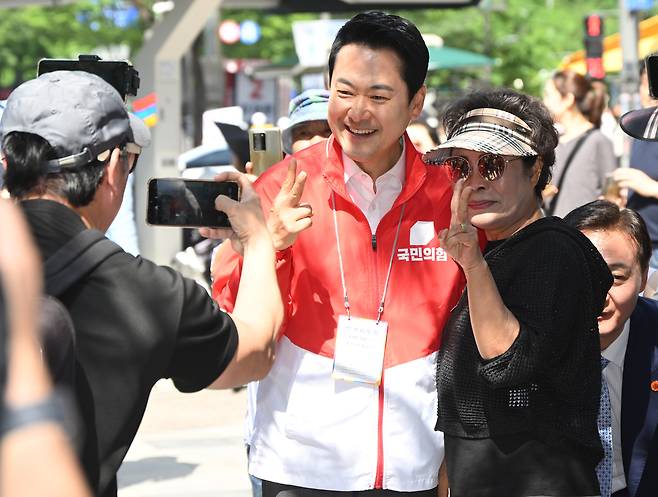 장동혁 국민의힘 대표가 22일 경기 안양시 동안구 범계사거리에서 시민들과 인사하며 지지를 호소하고 있다. 안양=오승현 기자