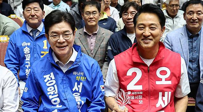 정원오 더불어민주당 서울시장 후보(왼쪽)와 오세훈 국민의힘 서울시장 후보가 5월 16일 서울 송파구 잠실실내체육관에서 열린 2026 서울시민체육대축전에 참석했다. 뉴스1