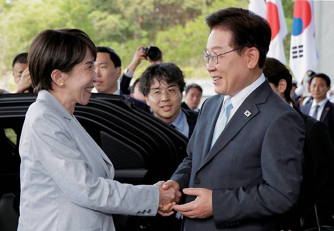 5월19일 이재명 대통령과 다카이치 사나에 일본 총리가 정상회담장인 경북 안동 한 호텔에서 악수하고 있다. ⓒ연합뉴스