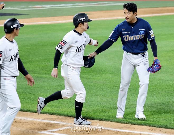 NC 우완불펜 류진욱이 22일 수원KT위즈파크에서 열리는 2026KBO리그 KT위즈와 NC다이노스 경기 7회말 1사 2,3루에서 허경민의 등을 맞춘 후 미안함을 전하고 있다. 2026.0.22. '아프겠다' /사진=강영조 선임기자