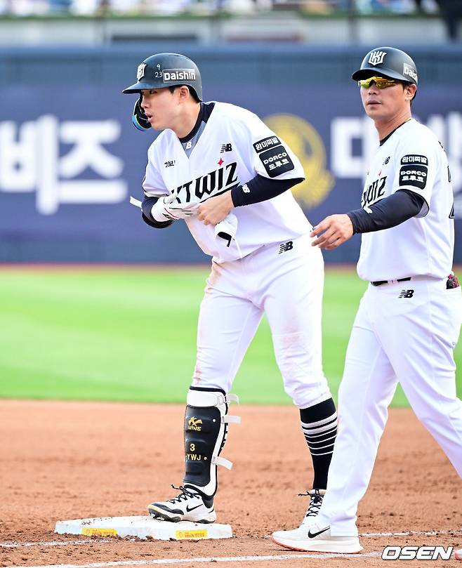 KT 위즈 최원준(왼쪽)이 23일 수원 KT위즈파크에서 열린 NC 다이노스와 2026 신한 SOL KBO리그 홈경기에서 안타를 날리고 기뻐하고 있다.
