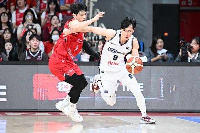 경기에 집중하는 송교창(오른쪽). /사진=KBL 제공