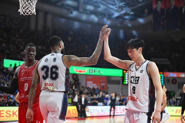 송교창(오른쪽). /사진=KBL 제공