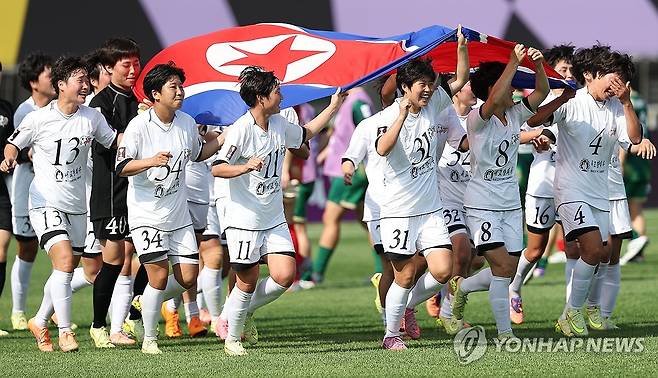 인공기 들고 달리는 내고향 (수원=연합뉴스) 김성민 기자 = 23일 수원 장안구 수원종합운동장에서 열린 아시아축구연맹(AFC) 여자 챔피언스리그(AWCL) 결승 내고향여자축구단과 도쿄 베르디 벨레자의 경기. 우승한 내고향 선수들이 인공기를 들고 달리고 있다. 2026.5.23 ksm7976@yna.co.kr