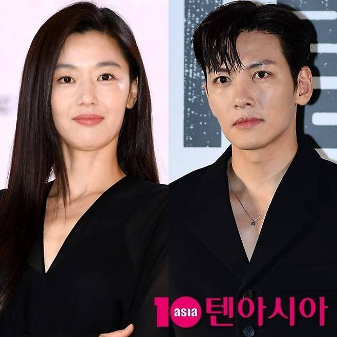 배우 전지현과 지창욱이 각각 공식석상에서 취재진을 향해 미소를 짓고 있다. / 사진=텐아시아 DB