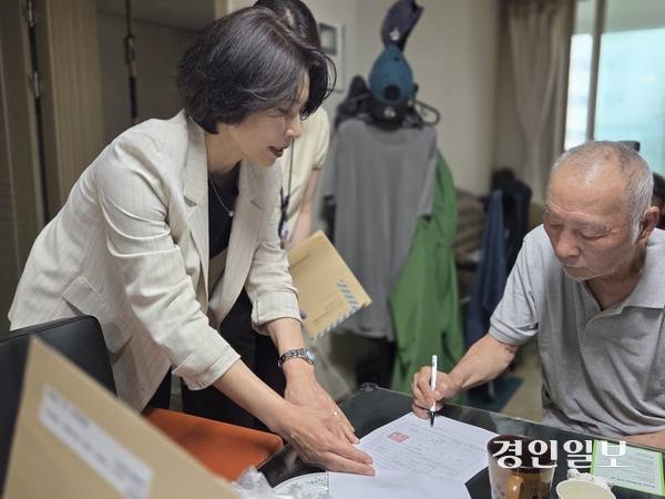 ‘찾아가는 신청서비스’를 진행 중인 오산시. 윤영미 부시장이 거동이 불편한 오산 주민을 직접 만나 신청을 돕고 있다. 2026.5.21 오산/공지영기자 jyg@kyeongin.com