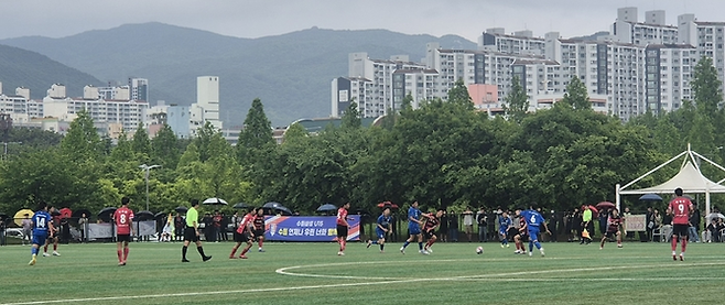 24일 부산 명지근린공원 축구장서 열린 제55회 전국소년체전 축구 남자 15세 이하부 8강전 경기서 삼성블루윙즈 U15와 전북현대 U15가 공방전을 펼치고 있다. 사진=경기도체육회