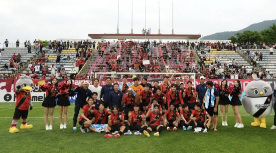 수원에 3-2 짜릿한 역전승을 거둔 경남FC 선수들이 팬들과 함께 승리를 자축하는 기념촬영을 하고 있다. 사진=경남FC