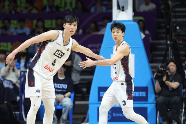 KCC 송교창이 2025-2026 프로농구 챔피언결정전 1차전에서 허웅과 손을 마주치고 있다. 연합뉴스