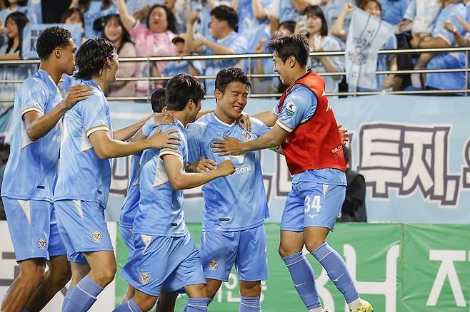 ▲ 대구FC 김강산이 24일 안산그리너스 FC와 경기 후반 선재골을 넣고 기뻐하고 있다. 대구FC