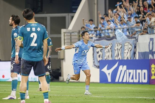 ▲ 대구FC 최강민이 24일 안산그리너스 FC와 경기 후반 추가골을 넣고 기뻐하고 있다. 대구FC