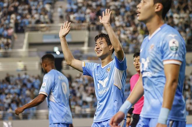 ▲ 대구FC 박기현이 24일 안산그리너스 FC와 경기 후반 쇄기골을 넣고 기뻐하고 있다. 대구FC