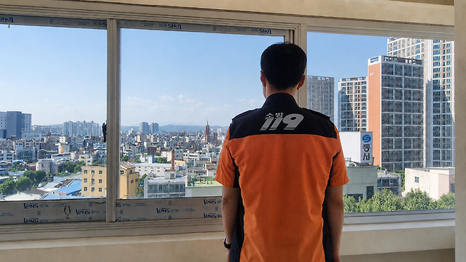 22일 오후 3시쯤 대구 중구 남산동 중부소방서 소방망루에서 한 소방대원이 창밖으로 도심을 바라보고 있다. 조윤화 기자