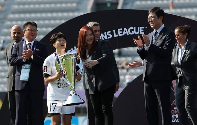 23일 수원 장안구 수원종합운동장에서 열린 아시아축구연맹(AFC) 여자 챔피언스리그(AWCL) 결승 내고향여자축구단과 도쿄 베르디 벨레자의 경기. 최휘영 문화체육관광부 장관이 내고향 김경영이 우승컵을 드는 장면을 바라보고 있다. 사진=연합뉴스