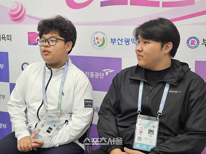 강원도 홍석우(왼쪽)와 정민수 감독이 24일 부산 진구 부산e스포츠경기장에서 열린 제55회 전국소년체육대회 e스포츠 FC온라인 개인전 결승전 우승 후 취재진 인터뷰에 임하고 있다. 부산 | 강윤식 기자 skywalker@sportsseoul.com