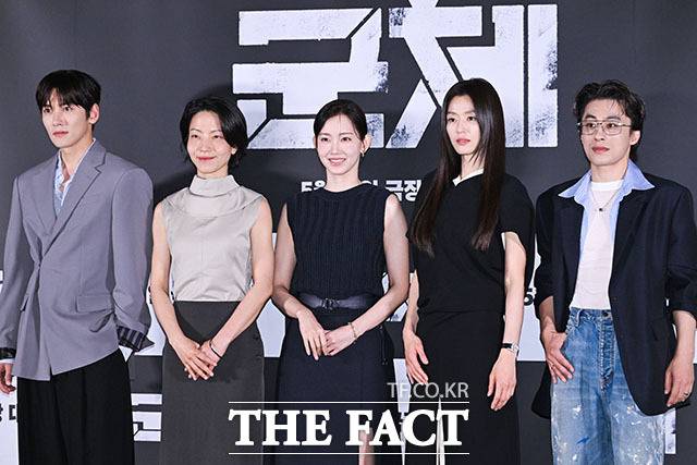 배우 지창욱 김신록 신현빈 전지현 구교환(왼쪽부터)이 출연한 영화 '군체'가 개봉 4일 만에 누적 관객 수 100만 명을 돌파했다. 사진은 지난 5월 20일 오후 서울 용산구 CGV 용산 아이파크몰에서 열린 영화 '군체' 언론배급시사회 및 기자간담회에 참석해 포즈를 취하고 있는 모습. /서예원 기자
