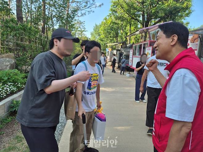 오세훈 국민의힘 서울시장 후보가 23일 성동구 성수동 서울숲에서 시민들과 인사를 나누고 있다. ⓒ데일리안 김주훈 기자