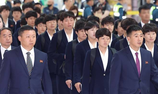 2025-2026시즌 아시아축구연맹(AFC) 여자 챔피언스리그 결승전에서 승리한 내고향여자축구단 선수들이 24일 인천국제공항을 통해 출국하고 있다. 연합뉴스