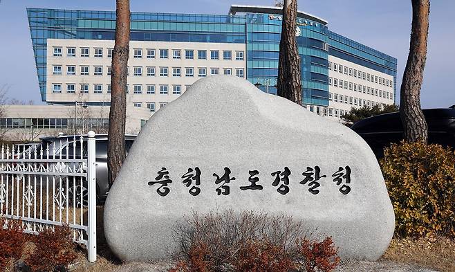 충남의 한 경찰서에서 경찰관이 고소한 사건을 같은 경찰서 동료 경찰관이 조사하는 일이 발생해 논란이 일자 충남경찰청이 사건을 직접 수사하고 감찰도 검토 중이다. 신진호 기자