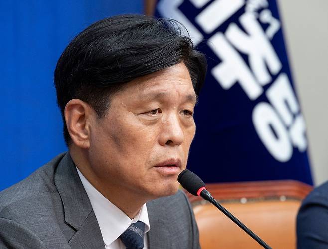 6·3 지방선거와 재보선에서 더불어민주당 총괄선대본부장을 맡은 조승래 사무총장이 22일 국회에서 기자간담회를 하고 있다. 연합뉴스
